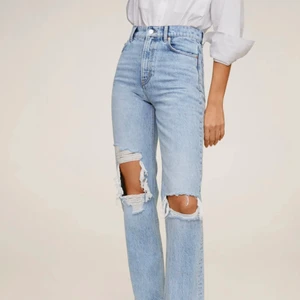 Mango jeans - Intressekoll på mina älskade jeans från mango, har ett par liknande så funderar på att sälja dessa. Använda runt 5 gånger och är därför som nya. Köpta för 600kr och är helt slutsålda från mangos hemsida. Frakt tillkommer på 66kr men pris kan diskuteras💛 bilderna är lånade men skriv privat för egna bilder.