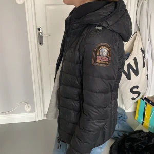 Dunjacka från Parajumper i S - Dunjacka i storlek small från Parajumper. Nypris 4500 kronor men säljer för 400 kronor. 