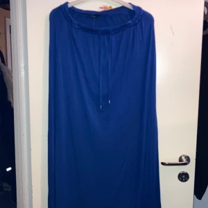 Kjol - Väldigt skönt mareial. Lätt att ta på sig och kan användas till de som harM/L i storleken. Har använts ett par gånger men annars är den i bra skick.