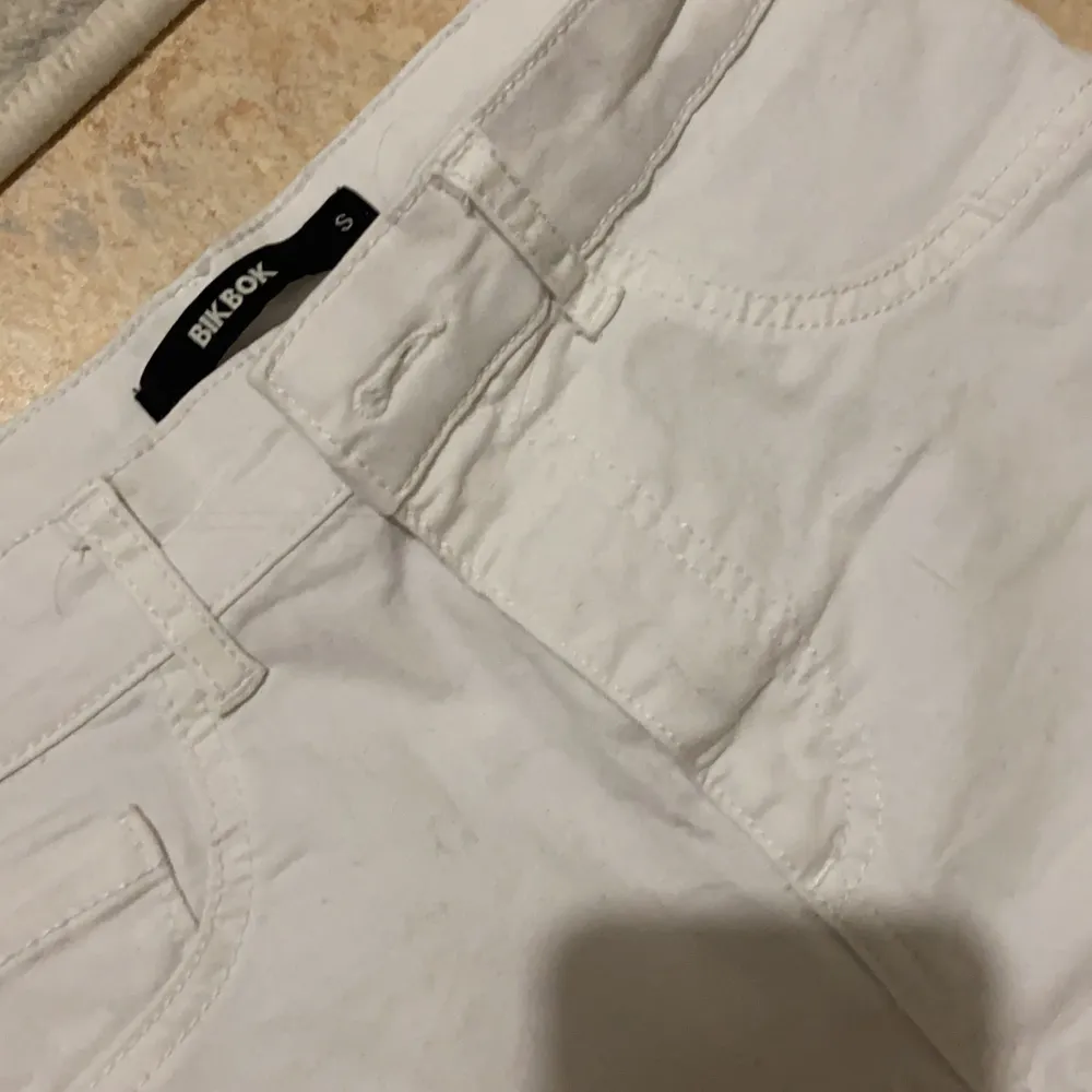 Vita jeans knappt använda 🤍🤍. Jeans & Byxor.
