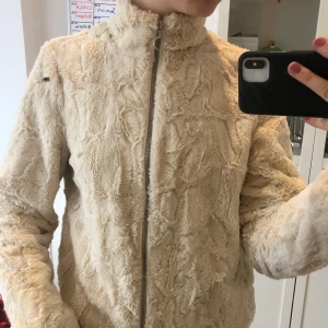 Kofta/tröja  - Jättemysig tröja i mycket bra skick! Storlek M