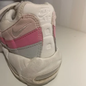 Nike air max - Säljer mina fina nike air max de de tyvärr är för små!🌟 bra skick !