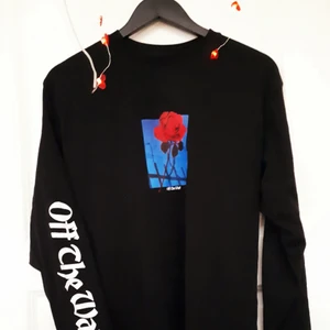 Vans Tröja - ⚖⚖🌷En svart VANS tröja med en ros tryckt på bröstet. Topp skick. Använd 1 gång.🌷 ⚖⚖