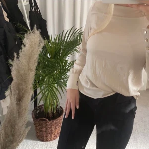 Blus - Ljusbeige blus från hm, aldrig använd endast testad. 40kr + frakt