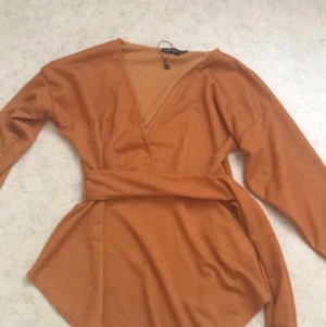 Fin tröja  - En jätte fin tröja/blus där man kan knyta runt midjan. Köpt från bohoo och kommer inte till användning längre. Kom dm för fler bilder, köparen står för frakten