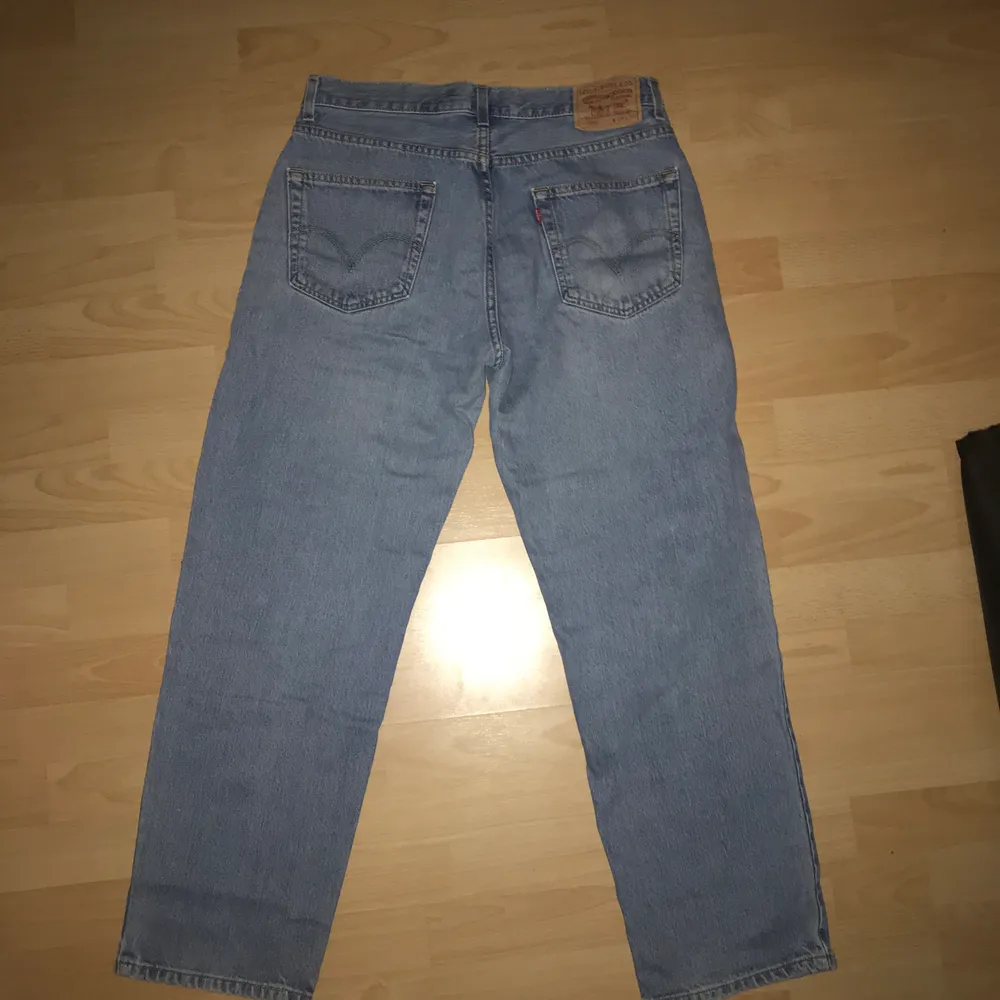 Ett par asfeta levis jeans i modell 550 köpta second-hand i Malmö. Säljes då dem inte kommer till användning. Jeansen är sparsamt använda. Mötes inte upp p.g.a pandemin men vi delar på fraktkostnaden;). Jeans & Byxor.