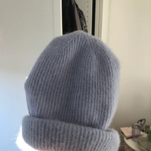 Babyblå samsøe samsøe mössa! - Väldigt fin och populär mössa från samsøe samsøe! Knappt använd och i väldigt fint skick. Mössan har finaste passformen och är vikbar nere i kanterna. Materialet är väldigt mjukt och behagligt!!