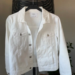 Jeans jacka från zara stl 152 - Vit jeans jacka från zara stl 152. Bra skick, inga fläckar eller hål. Använd ca 10 gånger. Passar perfekt till en lite kyligare sommarkväll. 