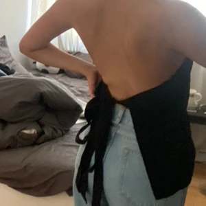 Zara halterneck - Aaaaaas fin topp från zara, säljer då jag har en liknande. Helt öppen i ryggen verkligen världens bästa fest topp