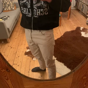 Weekday chinos 33 - Säljer nu ett par snygga o stilrena weekday byxor i storlek 33 pga att dom är för små. Använda fåtal gånger men inga tecken på användning                           