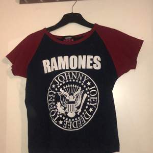 Använd 1 gång bara! Ramones tröja i storlek S, säljes för halva priset. 