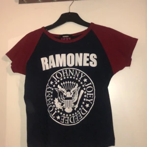 Ramones t-shirt strl S - Använd 1 gång bara! Ramones tröja i storlek S, säljes för halva priset. 