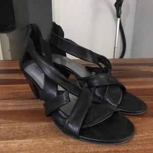 Klackskor  - Väl använda under en skolavslutning men använder dem inte längre 