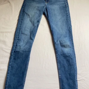 Tighta Jeans mörk blå - FÅR INTE MED HELA JEANSEN PÅ BILDEN, DET GÅR INTE. Säljer mina mörk blåa tighta jeans från H&M. Kostar 100kr  frakt tillkommer. Storlek S