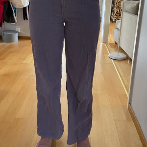 Lila manchester byxor - Ett par lila manchesterbyxor från monki. Inte superanvända, nyskick. Fotade på min syster som är 176 och de är bra längd men passar även mig som är 170. Hade funkat på lite kortare än mig med. Modellen är vid. 