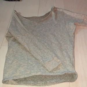 Tunn offshoulder tröja  - Från Cubus. Bekväm och inga fel på den, använder den bara inte. 