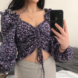 Blommig blus - En lila blommig superfin blus från Zara i storlek XS