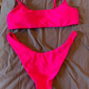Ny bikini från SHEIN, aldrig använd bara testad. Säljer för toppen ej passade. Stark rosa färg, tros skydd/plasten sitter fortfarande kvar. Är super fin! Storlek Medium, köpt för 119kr men säljer den för 59kr + frakt (24kr) 💕