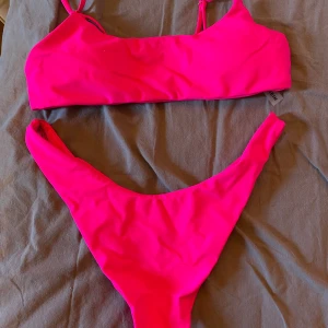 Rosa bikini  - Ny bikini från SHEIN, aldrig använd bara testad. Säljer för toppen ej passade. Stark rosa färg, tros skydd/plasten sitter fortfarande kvar. Är super fin! Storlek Medium, köpt för 119kr men säljer den för 59kr + frakt (24kr) 💕