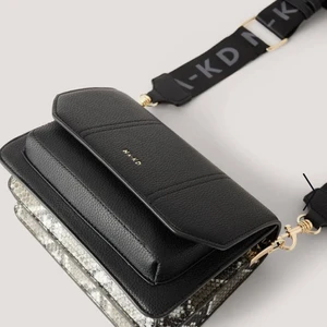 Axelremsväska NAKD - Svart väska med ormskinnsprint från nakd. Sparsamt använd och i fint skick. Säljer då den inte kommer till användning längre. Nypris: 399 kr. 