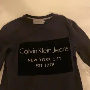 Säljer min väldigt fina Calvin Klein sweatshirt i M. Tröjan är i väldigt fint skick och är endast använd ett fåtal gånger.