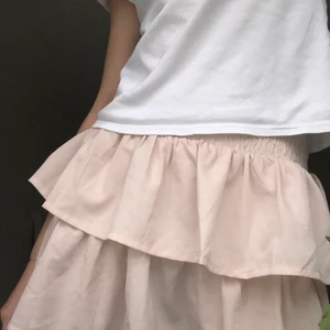 Volang kjol - Säljer min super fina ljusrosa volang kjol från ICHI! Kjolen säljs inte längre vilket gör den ännu mer unik!  Super skönt material och knappt använd! Storlek Xs-M då den har resor i midjan, köparen står för frakt💕💕