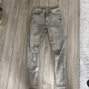 Jesns - Jeans i storlek 36 med ett  coolt hål