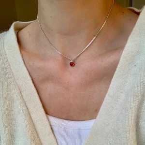 Halsband  - Halsband med månadssten (juli) i silver, har stämpel 925. Ca 39 cm långt ❤️                                                                      Kolla gärna in mina andra annonser! 