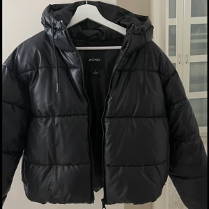 Monki Faux leather puffer jacket  - Jätte snygg slutsåld jacka från Monki i strl S, använd fåtal gånger och är precis som ny, inga skråmor, frakt tillkommer kan e.v.t mötas upp i Stockholm. Köpt för 700kr, säljs för 400kr