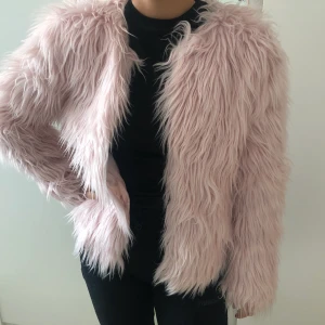 FUSKPÄLJS JACKA  - Säljer denna jackan då jag inte fått användning för den! Endast använd en gång för en bild! Storlek XS men jag är en S och den passar grymt bra! Söt och fin ljus rosa färg. Fin till våren! Hör av er vid intresse! 