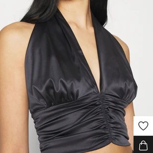 Topp från Gina - Säljer dena skitsnygga topp från Gina Tricot då jag känner att den inte passar mig så bra. Den är helt oanvänd. Stl: S 