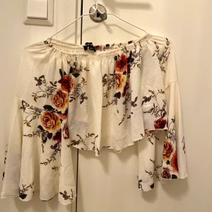 Tröja från Madlady  - Croppad tröja från Madlady. Storlek 36 