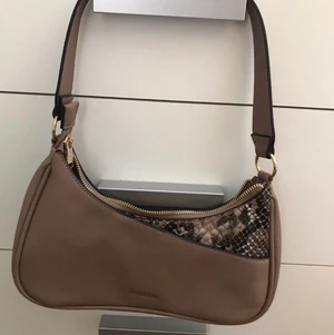 Don Donna axelväska - Knappt använd, i jättefint skick. Finns att hämta på söder i sthlm, kan mötas upp om det är centralt. 