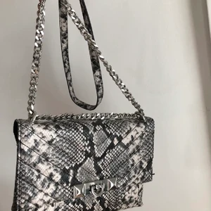 Only  - Skitsnygg väska från only i fake orm skinn! Kommer tyvärr inte till användning så tänkte se om intresset fanns så kanske någon annan får mer glädje av den! Nypris 500kr 