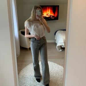 Spetströja  - Denna tröja är i S och är väldigt mjuk. Den är see-through så jag har en vit topp under. Aldrig använt och säljs då den bara ligger i garderoben, men jag tycker tröjan är superfin, speciellt nu till sommaren och på stranden, över bikinin. Nyskick