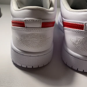 Air Jordan Low strl 38,5 - Trendiga Air Jordan Low med röda detaljer. Helt oanvända, med kartong utfyllnaden kvar. Inte creasade alls😊. Nypris 1099kr, säljs för 600kr. 