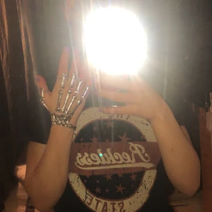 Skelett hand  - Köpte för ca 2 veckor sedan men beställde fel. Kostade 150 säljes för 50kr. Väldigt cool accessoar och speciellt till halloween 
