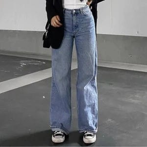 Monki jeans - Säljer nu mina snygga jeans från monki i storlek 29. Endast använda ett fåtal gånger så i nyskick. Köparen betalar för frakt. Inte mina bilder men kom provat för mer bilder