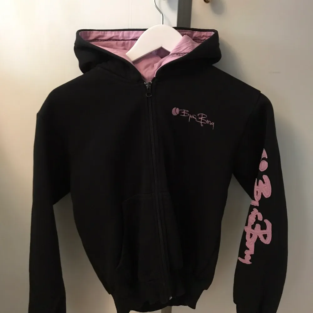 Säljer nu min svart/rosa Björn Borg hoodie i stl S. Men skulle säga att den passar mer som en Xs. 120kr men pris kan självklart diskuteras! . Tröjor & Koftor.