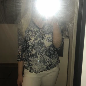 Blus - Strl. L.  Köparen står för frakten.💙