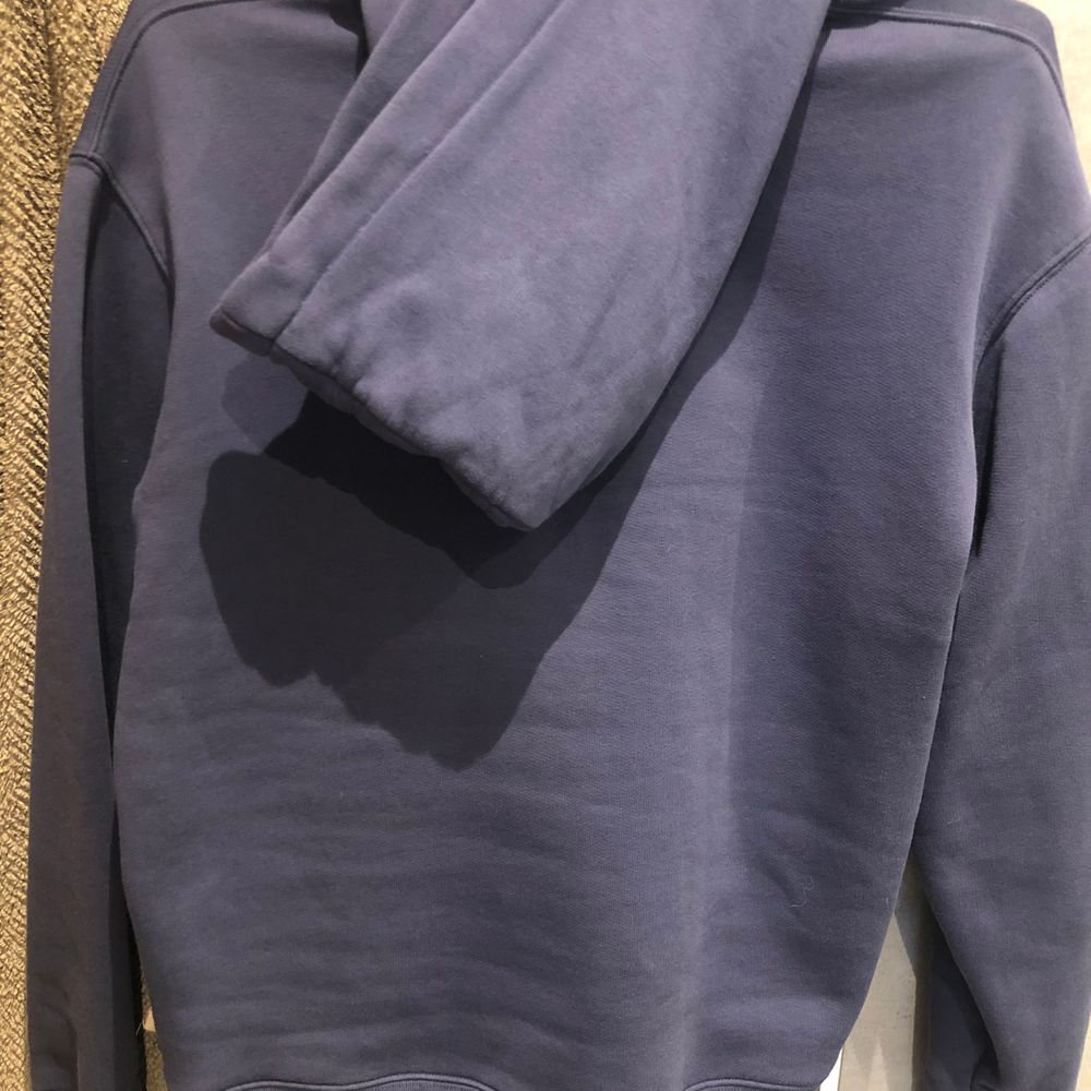 Jättesnygg acne hoodie. Använd en gång så som ny, inga defekter alls. Jag är i vanliga fall en XS och den sitter oversized på mig. Köpt på NK för 2300kr. Har kvitto samt lappen till tröjan kvar. Säljer på grund av att jag inte får nån användning av den. Skriv för fler bilder. 66kr spårbar frakt tillkommer. Buda OBS: buda bara om du vet att du vill och kan köpa!!! . Huvtröjor & Träningströjor.