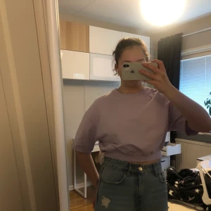 Superfin tröja! - Ljuslila tröja i hoodiematerial med kortare ärmar. Superfin nu till våren med lite smycken! Inte mycket använd och fri från fläckar och hål! Säljer för 120kr exklusive frakt. 