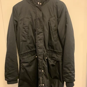 Höst/vår jacka - Jackan är andvänt vid få tillfälle 