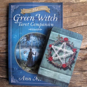 Tarotkort&Bok (Green Witch Tarot) - 🚫 EJ FRAKT 🚫 Säljer nu mina vackra "green witch" tarotkort! Använder fortfarande tarot och det är något som jag älskar, men har inte haft någon användning av just den här tarotleken på ett tag nu. Bok medföljer med hur man tolkar varje kort. Dock finns ingen låda till korten men jag brukar bara ha en snodd runt korten och det funkar bra. Finns även tarotpåsar och askar som man köpa till korten om man vill. Säljer för 200 då dem var väldigt dyra när jag köpte dem och man får med en väldigt fin bok. Samt att korten och boken är i ett mycket bra skick.