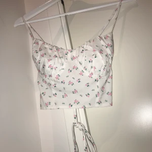 Top - Top med flätning på ryggen som man kan ändra, säljer för den är för liten för mig 🤍💗