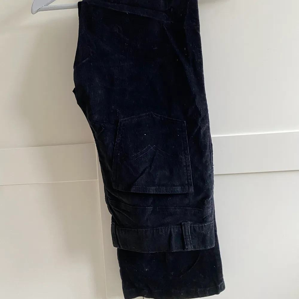 Ett par svarta vintage jeans i manchester material från isch 80-talet. Snygga, raka och bra längd!. Jeans & Byxor.