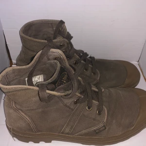 Palladium - Märke: Palladium Storlek: 42 Modell: Palladium Pampa Hi Kroppstyp: Unisex  Varan kan fraktas!
