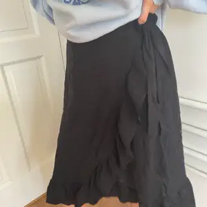 Jätte fin svart lång kjol med volang, perfekt luftig långkjol till sommaren🥰 använd några gånger. Säljer för att den inte riktigt är min stil längre. Den har en snörning på sidan men den gör ingen skillnad på hur den sitter i midjan. Kostar 145kr+frakt