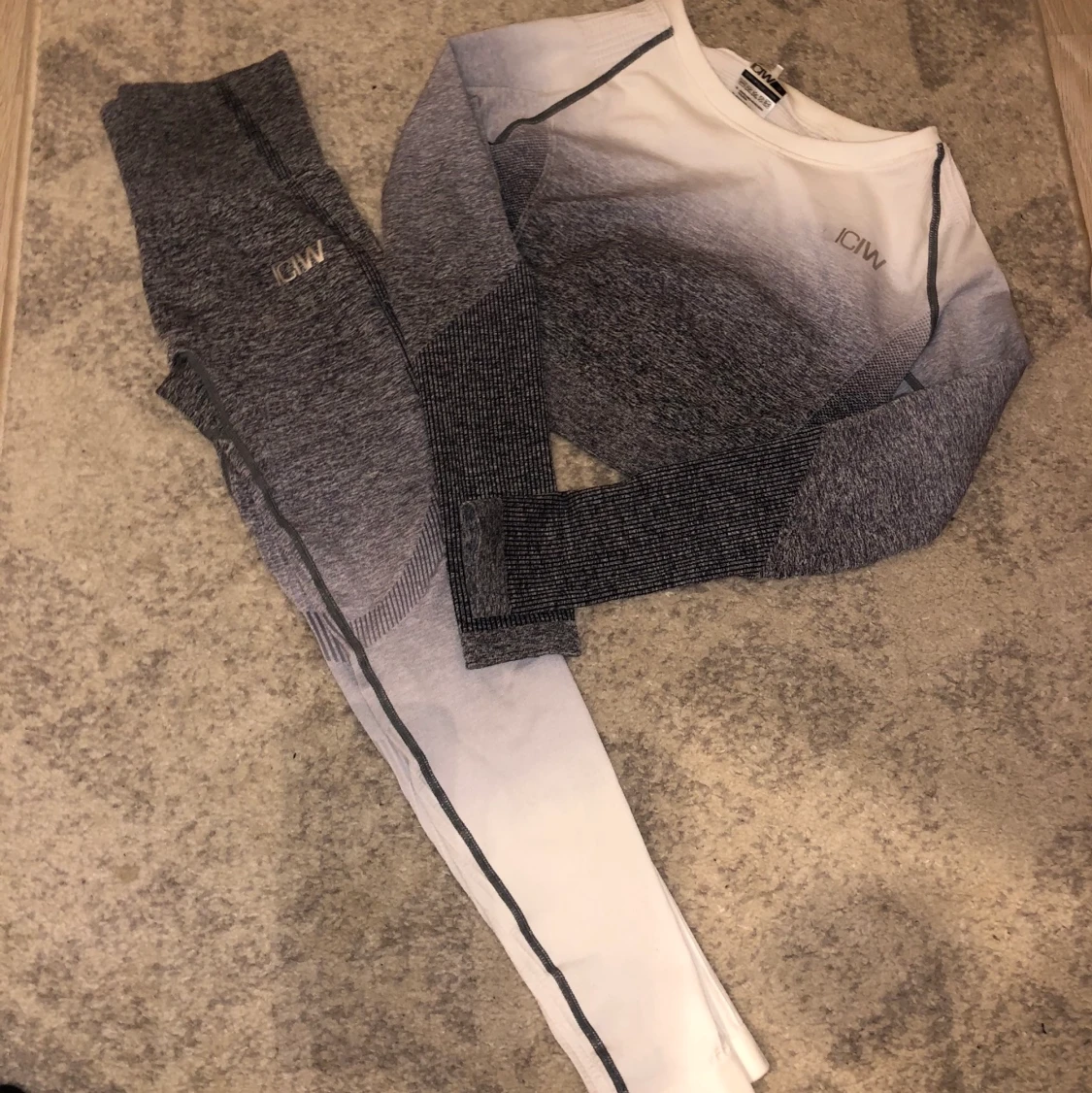 Ett par träningsleggings + croptop från ICIW 😍