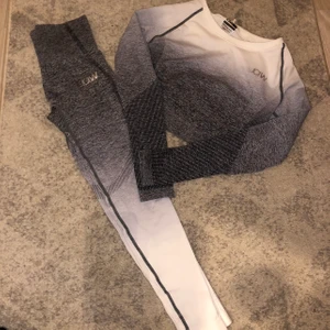 Ett par träningsleggings + croptop från ICIW 😍 - Pris går att diskuteras, använda en gång endast, säljer de pga för liten storlek i byxorna och därför säljer jag tröjan också, hör av er om ni är intresserade eller vill ha fler bilder, XS i byxorna och S i tröjan 💗